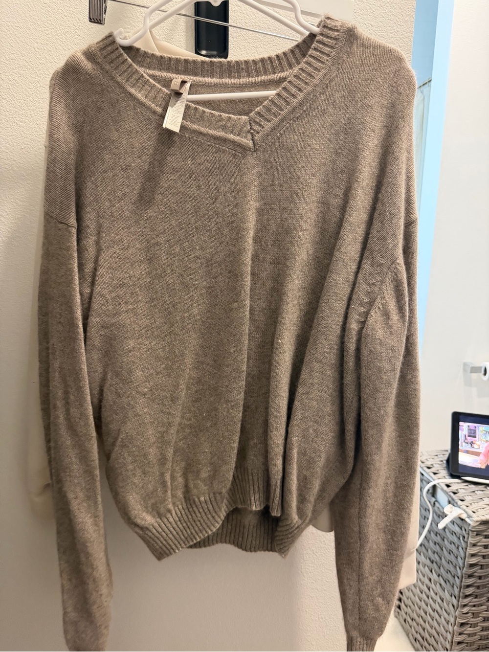 SKIMS V-Neck cashmere Sweater in Taupe
